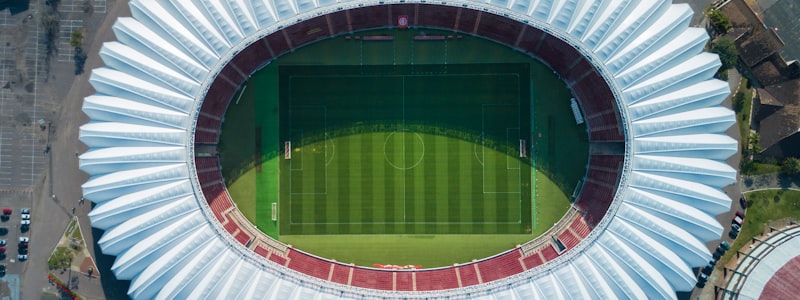 斯蒂芬·库里在篮球场上投出超远三分球的经典姿势