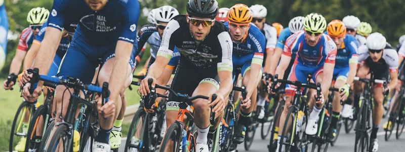 刘易斯·汉密尔顿站在F1赛车旁挥手致意