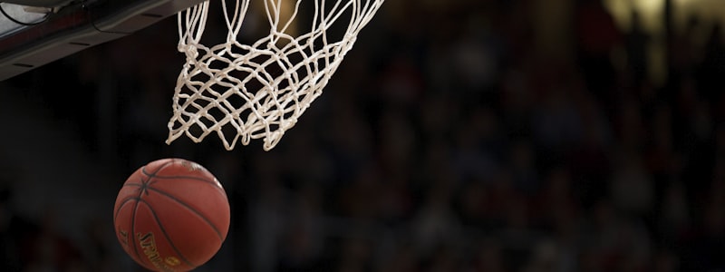 勒布朗·詹姆斯霸气扣篮的瞬间