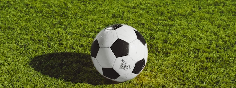 莱昂内尔·梅西带球突破防守球员的灵动身影